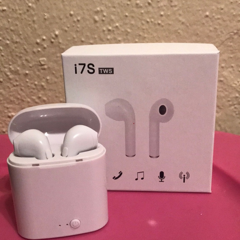Airpods / Bluetooth head phones